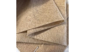 Voiloks 1 mm, bēšs. Bl.250g/m², pl.150cm. 100% poliesters. Cena ar PVN par rulli 100m