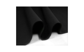 Neoprēns. Biezums 6,5 mm. Platums 135 cm. Melna krāsa. Rullis 10m