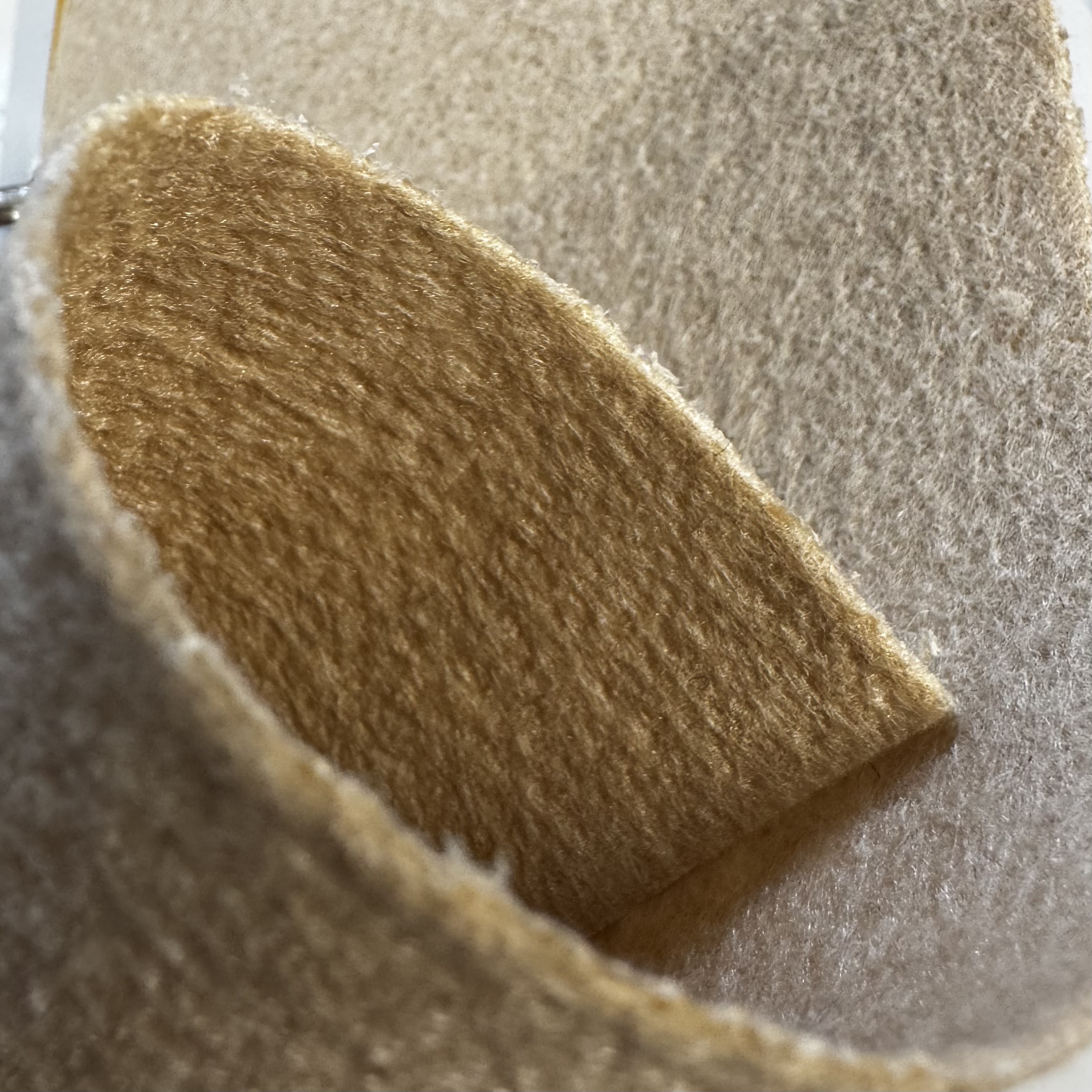 Felt 1,5 mm, Beige. Weight 250 g/m², width 150 cm. 100% polyester. Price per 100m roll VAT incl.  