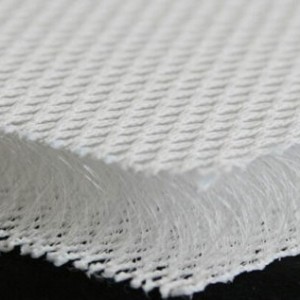 3D poliestera siets 20mm, balts. Pl. 220cm, bl. 1200g/m². Rullis 10m