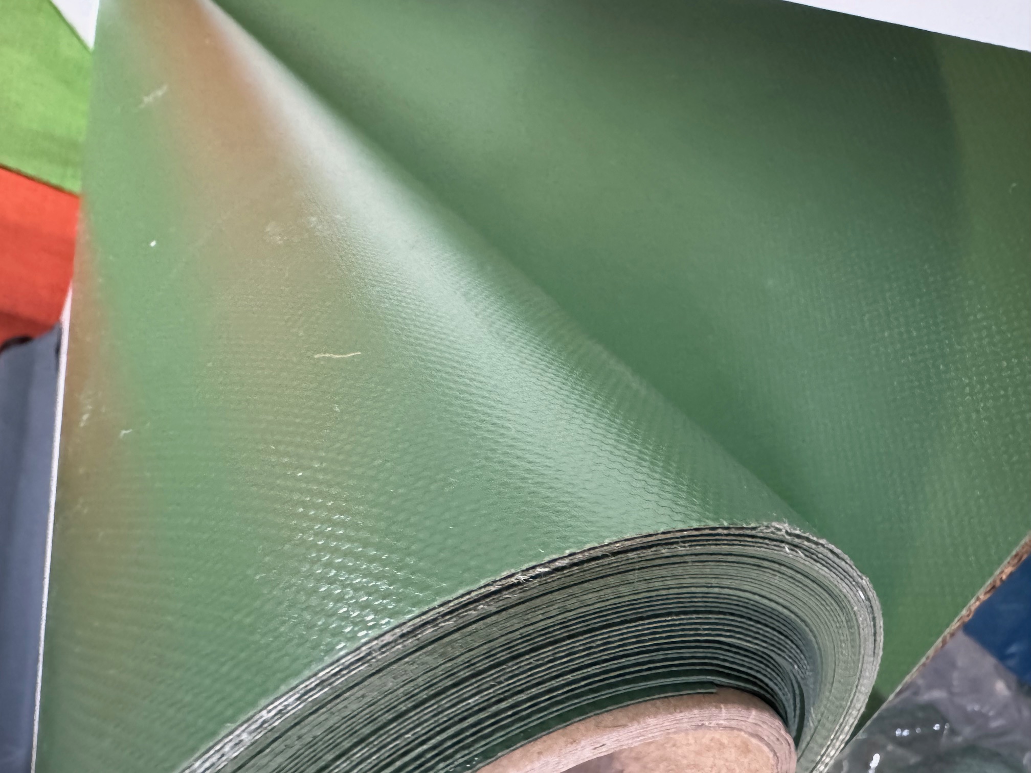 PVC tentu materiāls (autotents) 627/627, bl.620 g/m2, pl.204 cm. Rullis 14 m