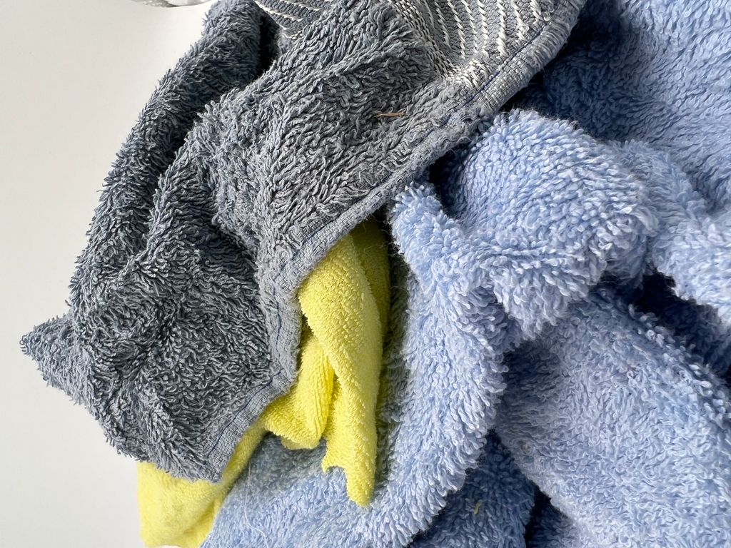 Coloured Bathrobe Wiping Rags. Art. SK07 (5kg), 100% cotton. Price per piece (5kg) 21% VAT incl. Minimum order 1 pallet (72 pieces)