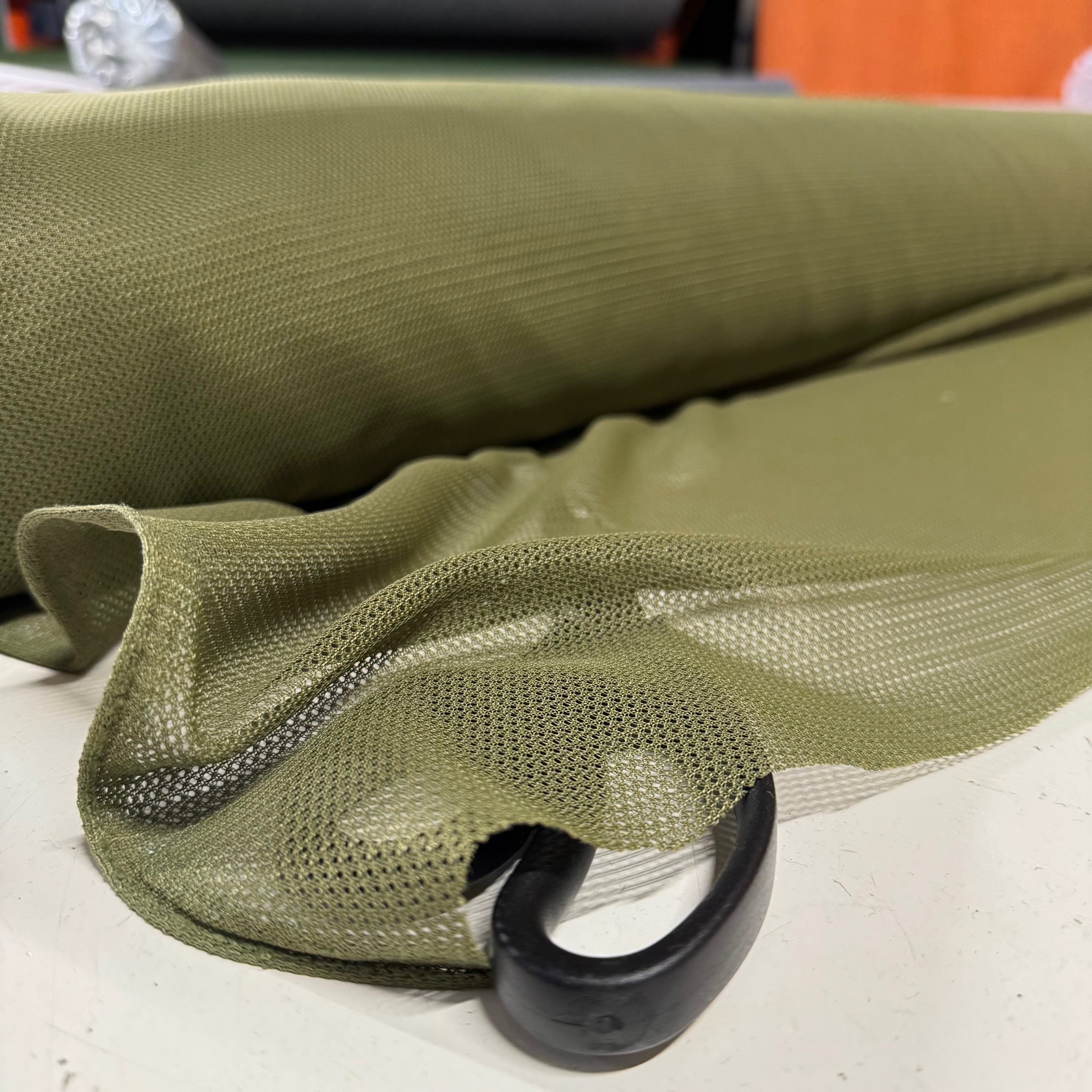 Sieta audums poliestera, bl.115g/m², pl.160cm, olīvzaļā krāsā.
