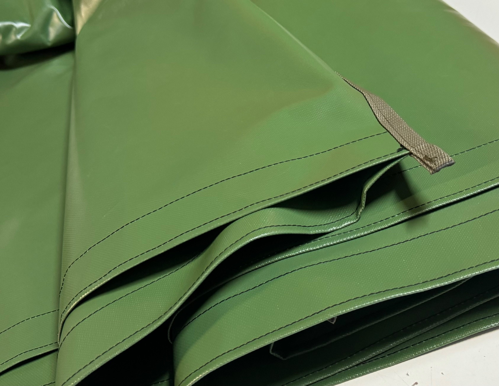 PVC pārklājs, armijas zaļā krāsā. Svars 620 g/m2. 1100xH1150xL1750mm